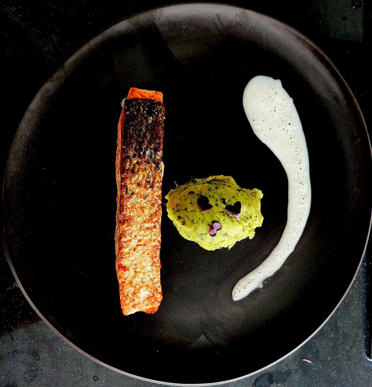 LUMEN Lachs - Präzise Anrichtung mit feinen Texturen